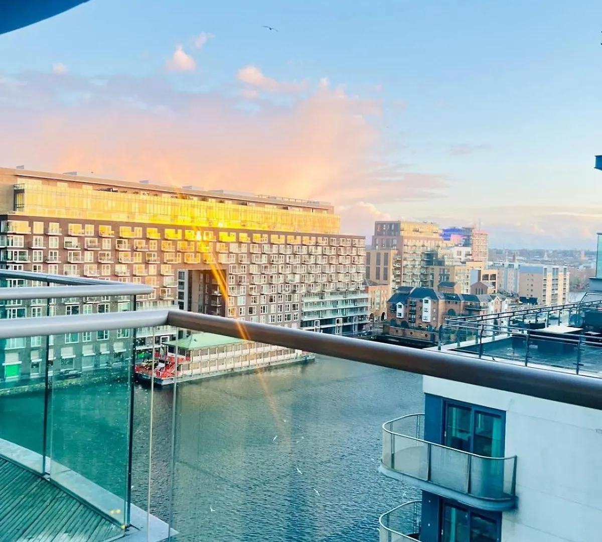 Luxurious Apt With River Views In Canary Wharf London